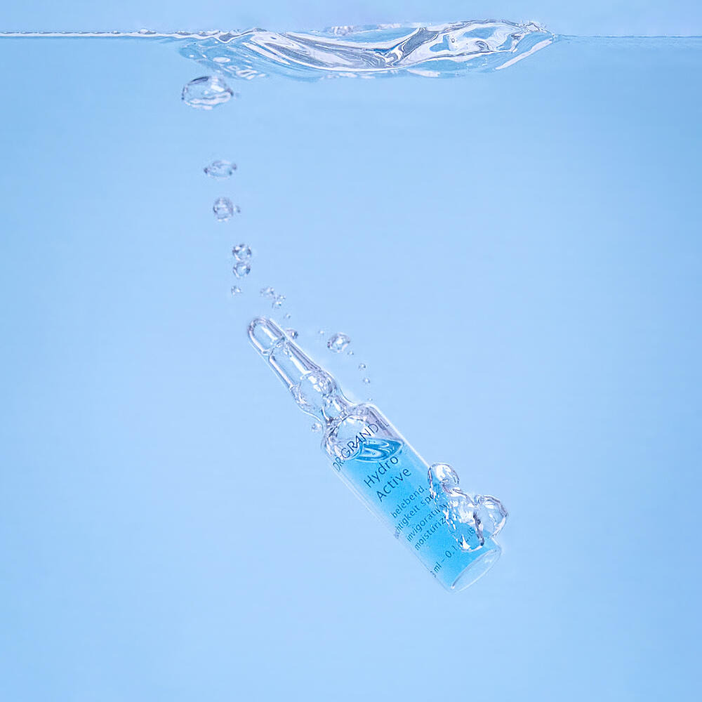 Die Hydro Active Ampulle schwebt im Wasser